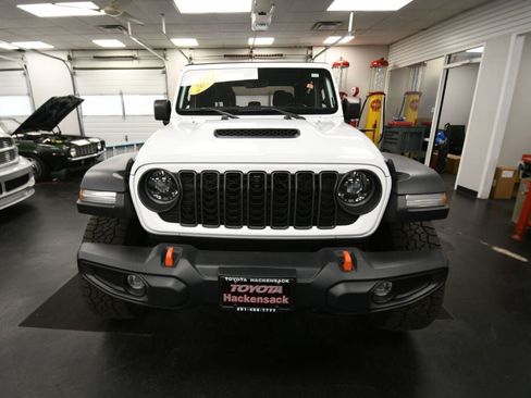 Used 2024 Jeep Gladiator Mojave w/ Technology Group AWD/4WD image 3