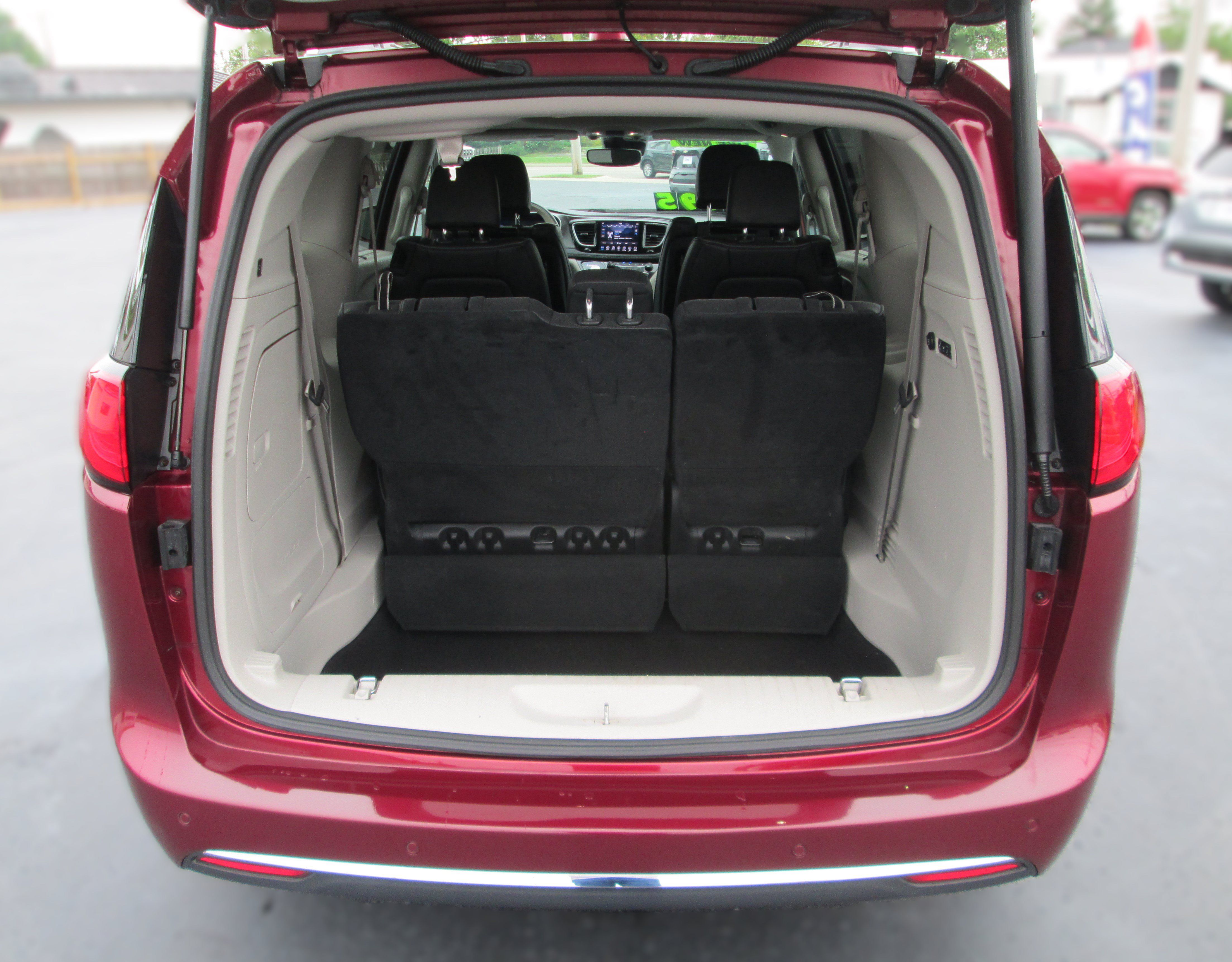 Used 2019 Chrysler Pacifica Limited w/ Advanced Safetytec Group FWD image 9