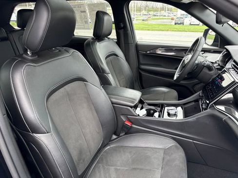 Used 2023 Jeep Grand Cherokee Altitude image 13