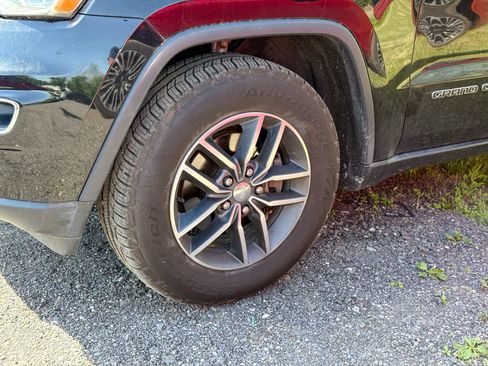 Used 2018 Jeep Grand Cherokee Limited AWD/4WD image 9