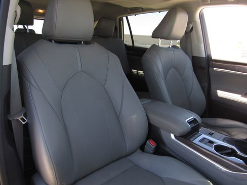 Used 2021 Toyota Highlander Limited AWD/4WD image 11