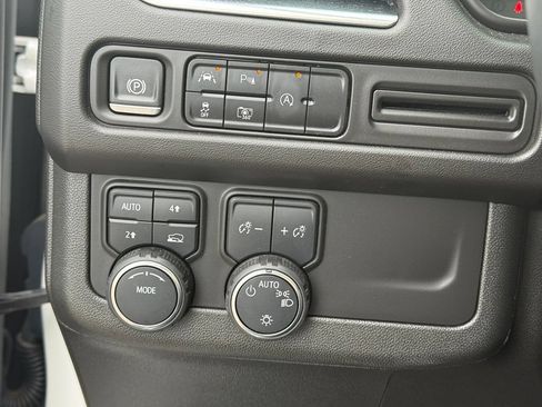 Used 2024 Chevrolet Suburban LT w/ LT Signature Plus Package AWD/4WD image 22