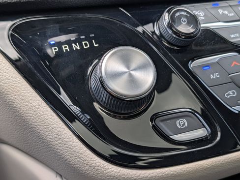 Used 2022 Chrysler Pacifica Limited image 34