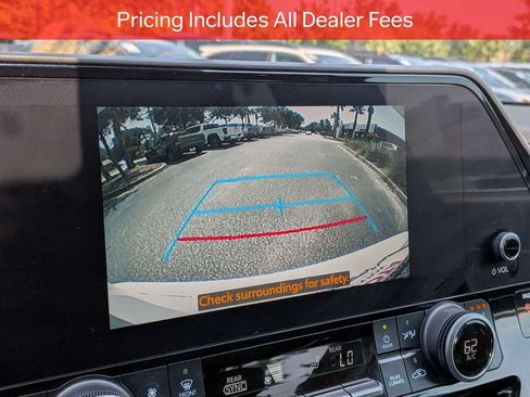 Used 2023 Toyota Highlander XLE AWD/4WD image 24