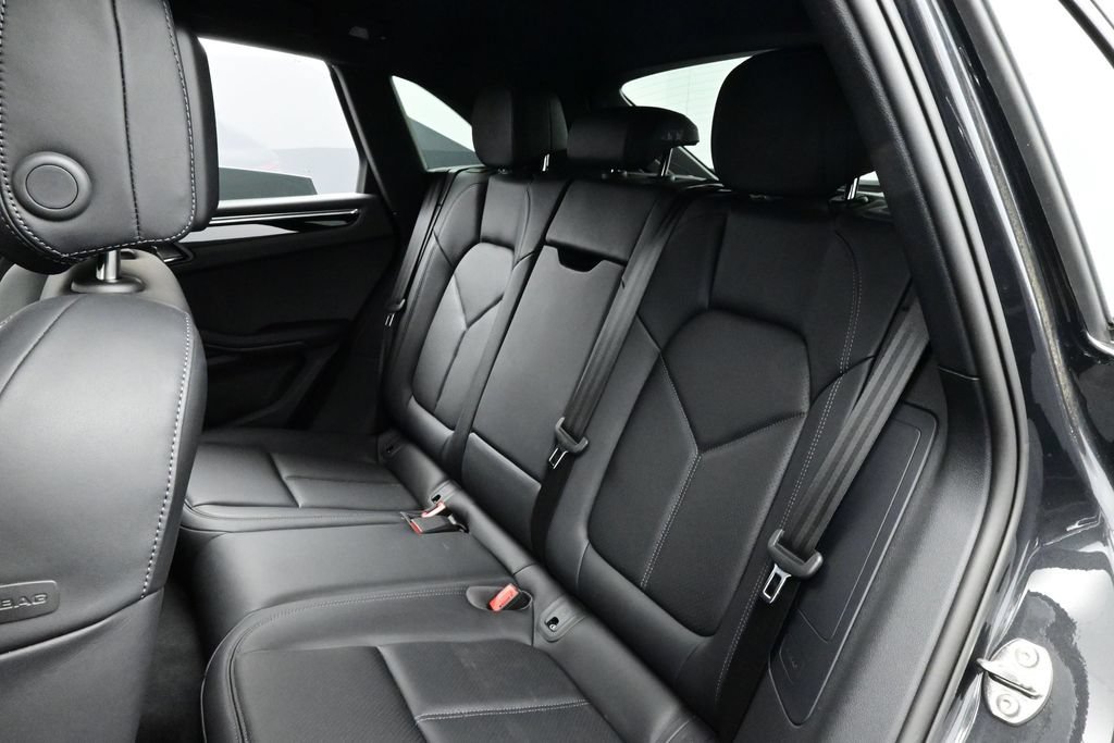Certified 2025 Porsche Macan AWD/4WD image 14