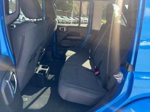 Used 2025 Jeep Wrangler Unlimited Sahara AWD/4WD image 24