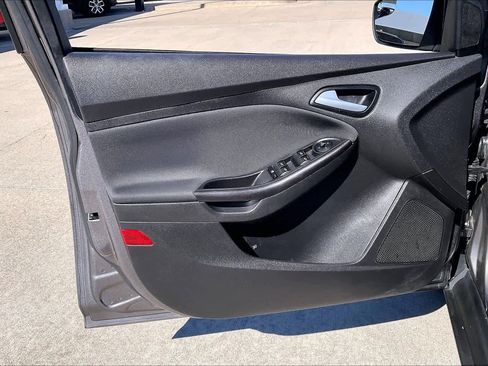 Used 2014 Ford Focus SE w/ SE Sport Package image 21