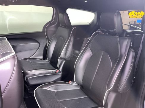 Used 2024 Chrysler Pacifica Premium FWD image 29