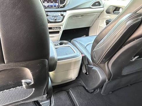 Used 2023 Chrysler Pacifica Touring-L FWD image 20