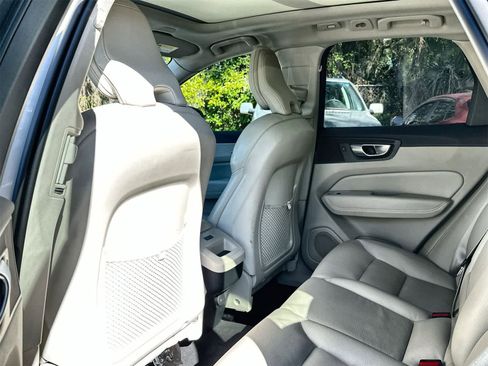 Used 2024 Volvo XC60 B5 Plus image 11
