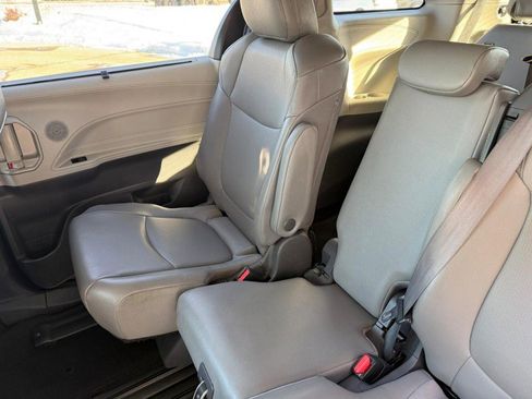 Used 2021 Toyota Sienna XLE image 13