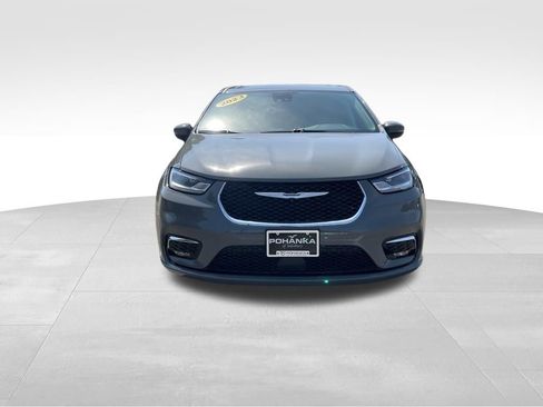 Used 2023 Chrysler Pacifica Touring-L image 3