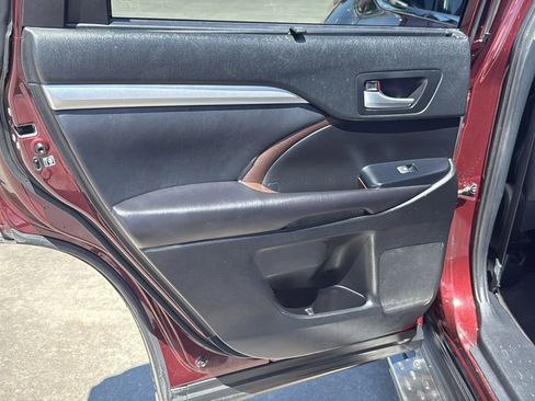 Used 2019 Toyota Highlander XLE FWD image 18