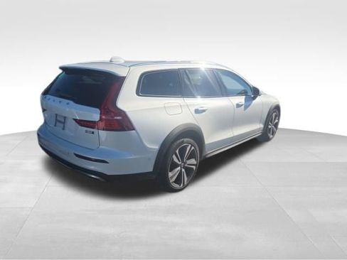 Used 2025 Volvo V60 B5 Cross Country Plus image 3