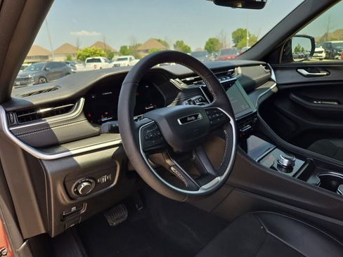 Used 2025 Jeep Grand Cherokee Altitude RWD image 2