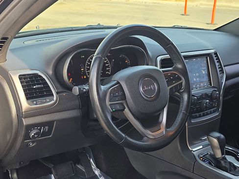 Used 2018 Jeep Grand Cherokee Altitude image 2