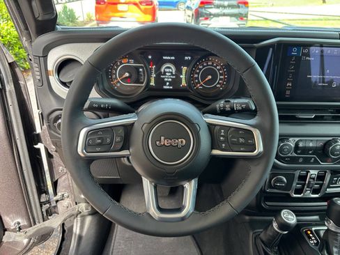 Used 2025 Jeep Wrangler Unlimited Sahara AWD/4WD image 38