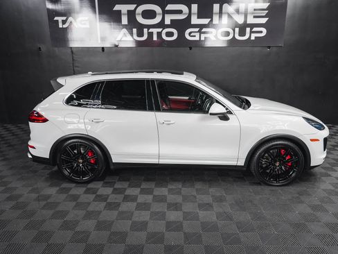 Used 2015 Porsche Cayenne Turbo image 17