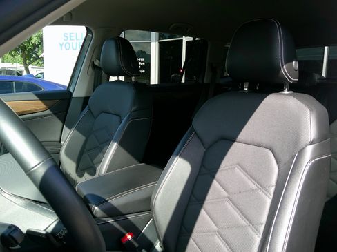 Used 2024 Volkswagen Atlas SE image 11