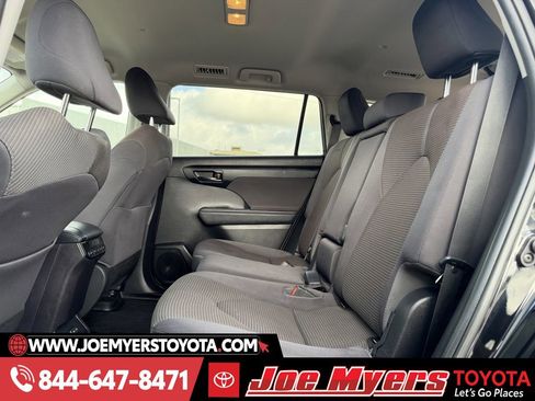 Used 2022 Toyota Highlander LE image 28