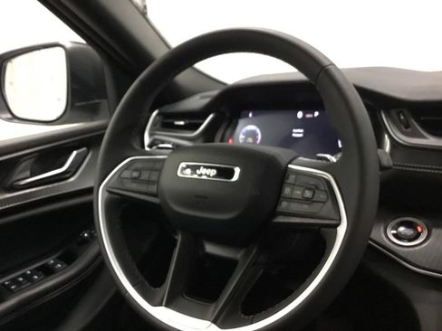 Used 2025 Jeep Grand Cherokee Laredo X AWD/4WD image 37