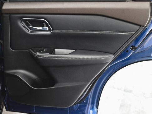 Used 2022 Nissan Rogue Platinum w/ Head-Up Display Package image 16