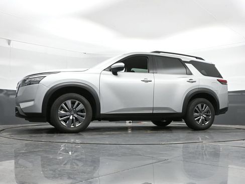 Used 2025 Nissan Pathfinder SV FWD image 45