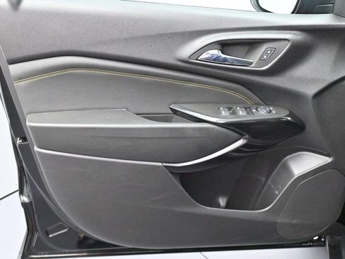 Used 2024 Chevrolet Trax LT w/ Sunroof Package FWD image 10