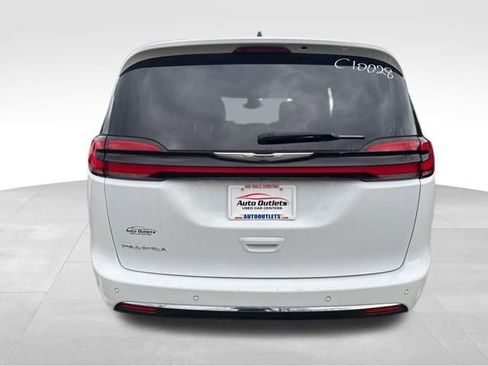 Used 2023 Chrysler Pacifica Touring-L image 7