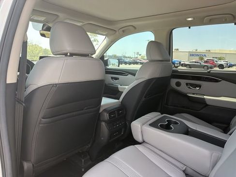 Used 2025 Honda Pilot Touring image 13