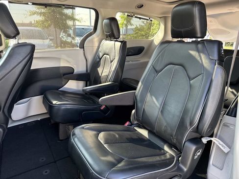 Used 2017 Chrysler Pacifica Limited FWD image 11