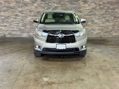 Used 2015 Toyota Highlander Limited w/ Driver Technology Package AWD/4WD image 2