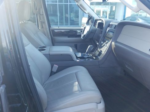 Used 2017 Lincoln Navigator Select RWD image 17