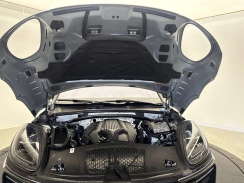 Certified 2024 Porsche Macan AWD/4WD image 13