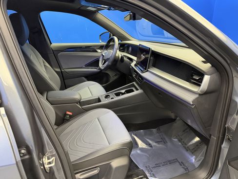 Certified 2025 Volkswagen Tiguan SE R-Line AWD/4WD image 24