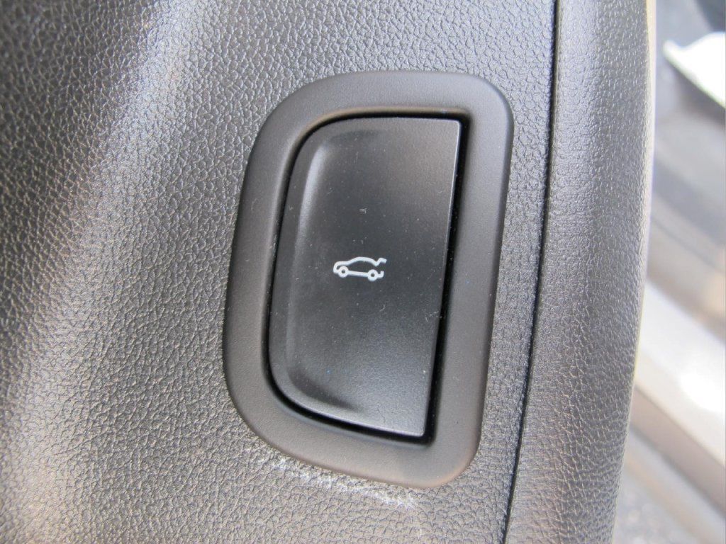 Used 2025 Chevrolet Traverse LT w/ Driver Confidence Package FWD image 11