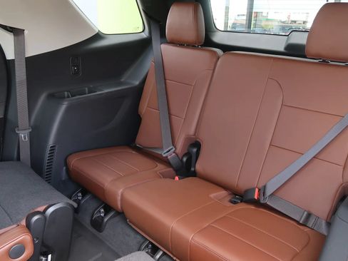 Used 2021 Chevrolet Traverse High Country FWD image 22