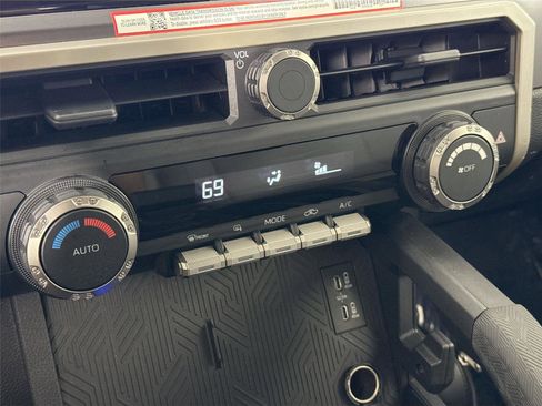 Used 2025 Toyota Tacoma TRD Off-Road AWD/4WD image 28