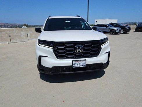 Used 2025 Honda Pilot Sport image 3