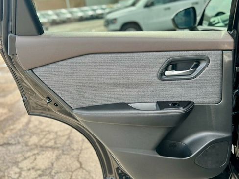 Used 2023 Nissan Rogue SV image 16