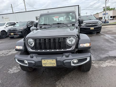 Used 2024 Jeep Gladiator Sport AWD/4WD image 13