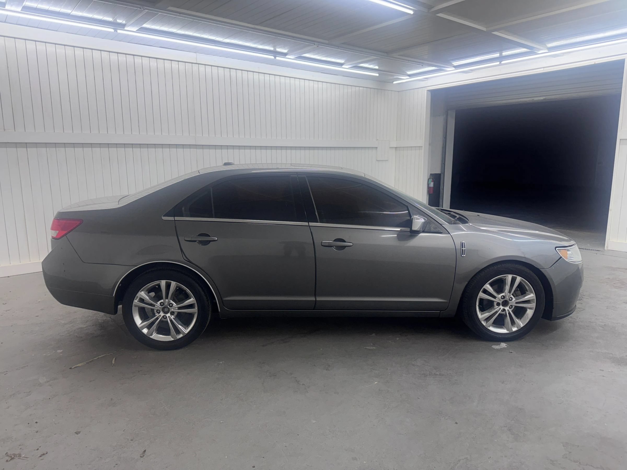 Used 2010 Lincoln MKZ FWD image 4