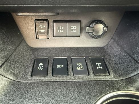 Used 2017 Toyota Highlander SE w/ Carpet Mat Package AWD/4WD image 22