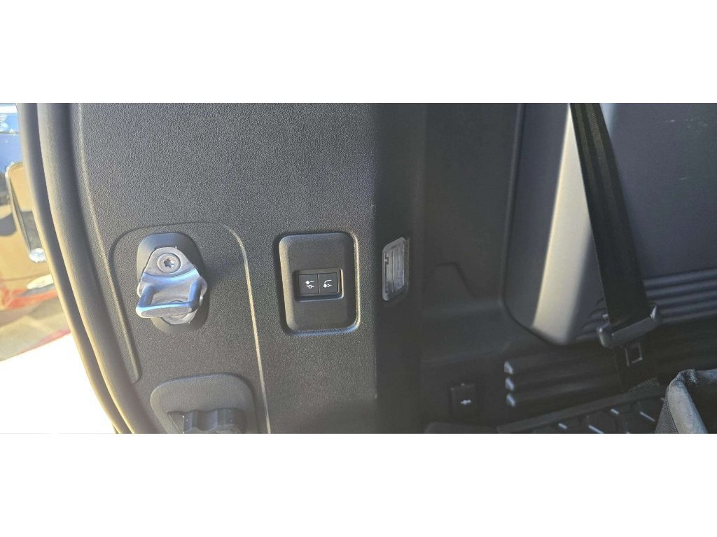 Used 2021 Land Rover Defender 110 X-Dynamic SE AWD/4WD image 31