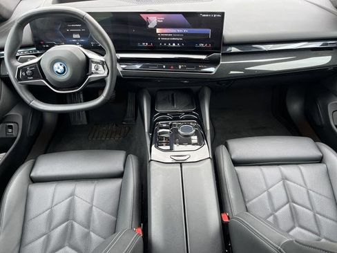 Used 2025 BMW i5 eDrive40i RWD image 3