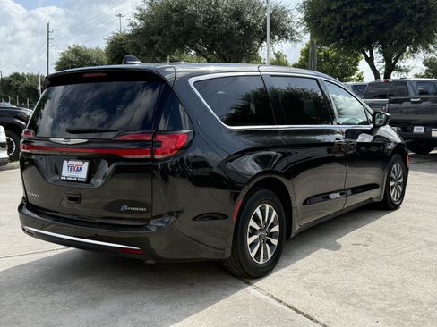 Used 2023 Chrysler Pacifica Touring-L FWD image 5