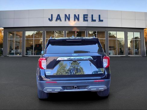 Used 2022 Ford Explorer XLT w/ Equipment Group 202A image 6