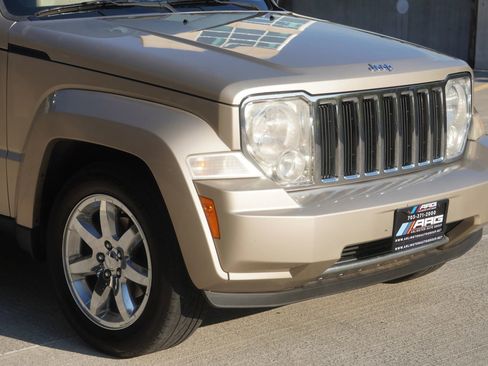 Used 2010 Jeep Liberty Limited w/ Tire & Wheel Group image 9