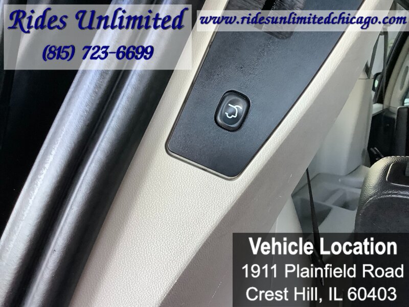 Used 2014 Chrysler Town & Country Touring FWD image 35