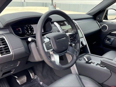 Used 2025 Land Rover Discovery Dynamic SE image 16